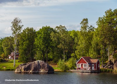 typisches rotes Haus in Schweden an einem See