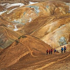 Eine Wandergruppe ist im isländischen Hochland unterwegs