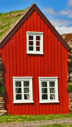 Urige Unterkunft auf Reisen durch Island - Historisches Torfhaus mit Holzfassade und Grasdach