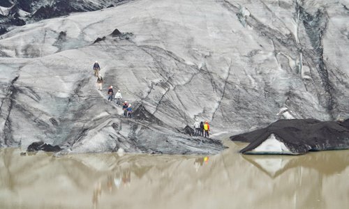 Gruppe auf einem Gletscher bei einer Gletscherwanderung in Island