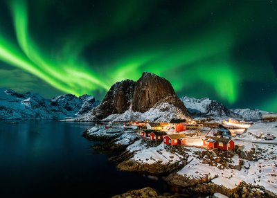 Der Ort Hamnøy auf den Lofoten in Norwegen