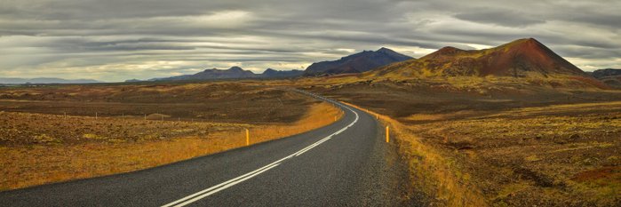 Leitlinie durch die Vulkanlandschaft für Busse in Island - Eine Landstraße auf Snæfellsnes
