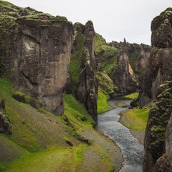 Der Canyon Fjardrargljufur in Südisland