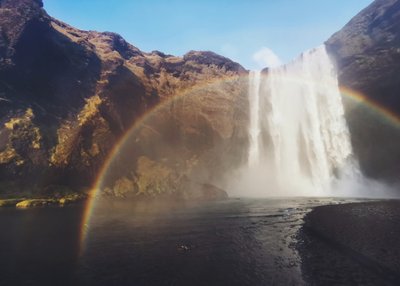 Der Wasserfall Skógafoss mit Regenbogen