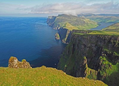Bedingungen und Szenarien für Färöer und Island Reisen 2022 - Wandern auf den Färöer-Inseln
