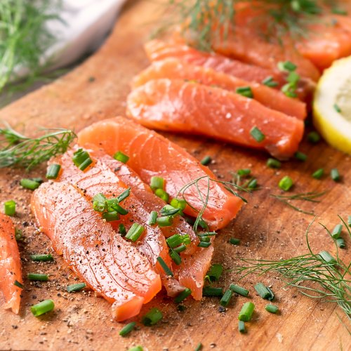 Gravad Lax auf einem Stück Brot