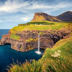 Der Wasserfall Mulafoss in der Nähe des Dorfs Gasadalur