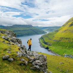 Wandern über den grünen Fjorden auf den Färöern