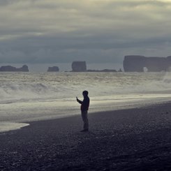 Der schwarze Strand von Reynisfjara mit Lochfelsen Dyrholaey