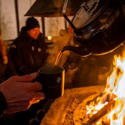Gemütliche Runde am offenen Feuer im Lavuu-Zelt