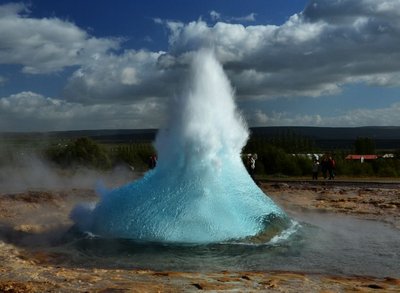 Der Geysir Strokkur gehört zum Ausflugsgebiet Golden Circle