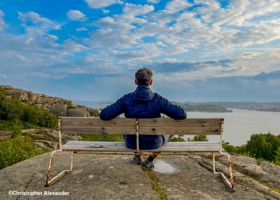 Mit Ausblick von einer Bank auf die Schäreninseln an Schwedens Küste