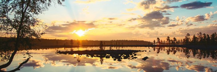 Finnische Seenlandschaft unter der Mitternachtssonne