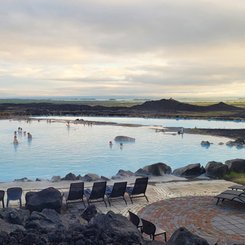 Geothermalbad am Myvatn mit Liegen und der Lavalandschaft im Hintergrund