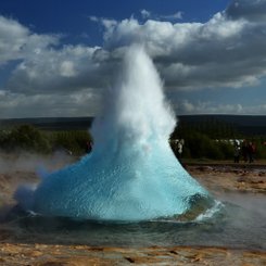 Der Geysir Strokkur gehört zum Ausflugsgebiet Golden Circle