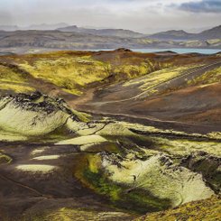 Erkaltete Laki-Kraterreihe mit grünem Moos überwachsen