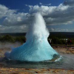 Der Geysir Strokkur gehört zum Ausflugsgebiet Golden Circle