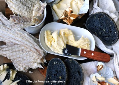 typisch isländischer Trockenfisch (Hardfiskur) mit schwarzem Brot und Butter