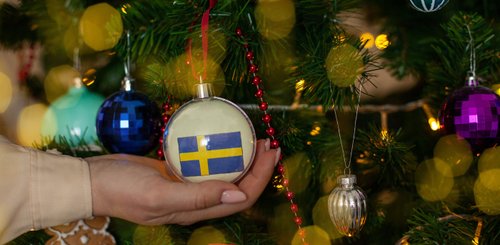 Weihnachtsbaumschmücken mit Baumkugeln