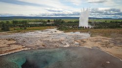 Der Geysir Strokkur gehört zum Golden Circle