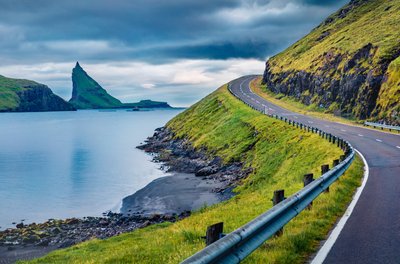 Straße entlang eines Fjords auf den Färöern