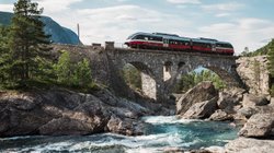 Mit der Bahn in Norwegen unterwegs durch schöne Natur