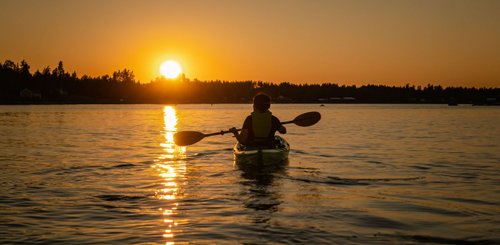 Mit dem Kanu auf einem schwedischen See in den Sonnenuntergang