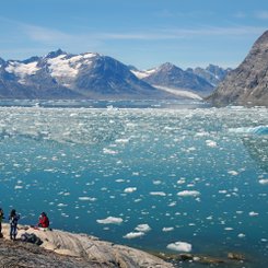 An einem Gletschersee in Grönland macht eine Gruppe eine Pause