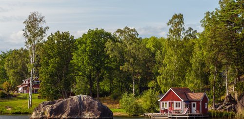 typische rote Holzhäuser auf einer der Schäreninseln Schwedens