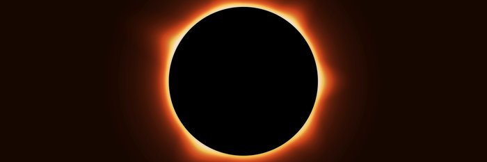 Totale Sonnenfinsternis, der Mond hat die Sonne vollständig verdeckt, die Atmosphäre leuchtet als ringförmige Korona