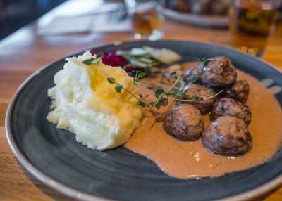 Köttbullar mit Kartoffelbrei und Sauce auf einem Teller