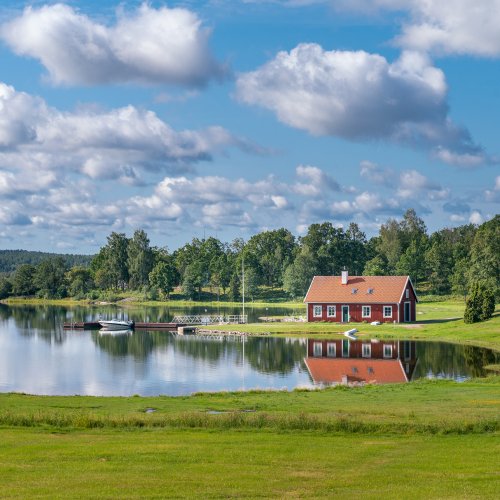 rotes Schwedenhaus an einem See