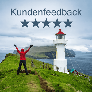 Eine Person in roter Regejacke und Kapuze steht auf einem grünen Berg mit einem weißen Leuchtturm, umgeben von Wasser und streckt die Arme freudig nach oben.