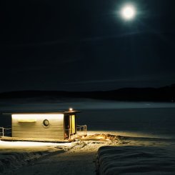 Sauna an einem zugefrorenen See