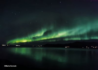 Polarlicht - mit einem Handy aufgenommen - über dem Hvalfjorður