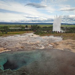 Der Geysir Strokkur gehört zum Golden Circle