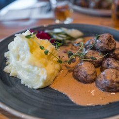 Köttbullar mit Kartoffelbrei und Sauce auf einem Teller