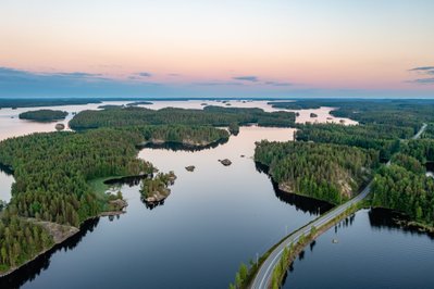 Eine Straße schlängelt sich durch den Saima See in Finnland