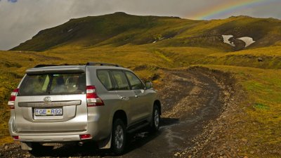 Mietwagen für Island Reisen - 4x4 Allrad-Mietwagen auf einer steinigen Erdpiste im isländischen Hochland