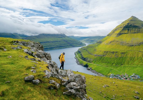 Wandern über den grünen Fjorden auf den Färöern
