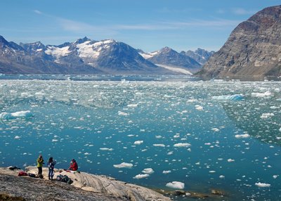 An einem Gletschersee in Grönland macht eine Gruppe eine Pause