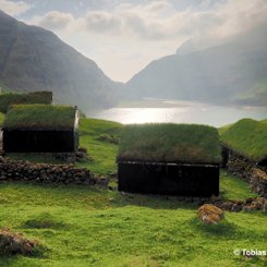 Die grasbewachsenen Häuser von Saksun