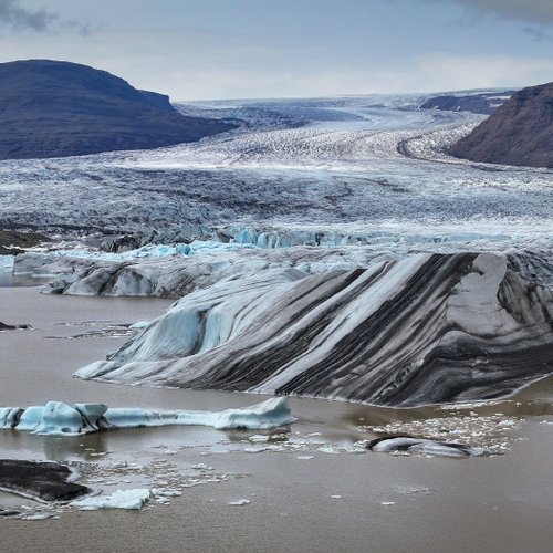 Gletscherlandschaft in Südisland mit kleiner Gletscherlagune. 