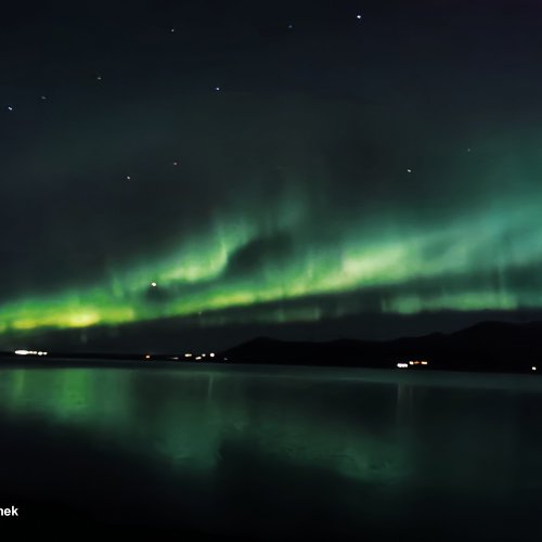 Polarlicht - mit einem Handy aufgenommen - über dem Hvalfjorður