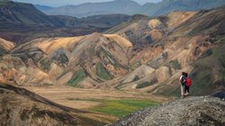 zwei Wanderer auf einem Berg in Landmannalaugar