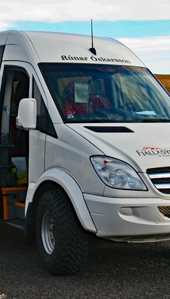 Günstige Islandreisen mit Linienbussen - Kleiner geländegängiger Bus