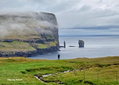 Mit Blick auf zwei markante Felsformationen hat eine Person den perfekten Fotospot gefunden
