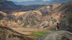 Zwei Wanderer auf einem Berg im Wanderparadies Landmannalaugar