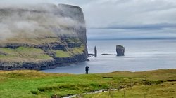 Mit Blick auf zwei markante Felsformationen hat eine Person den perfekten Fotospot gefunden