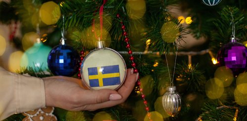 Weihnachtsbaumschmücken mit Baumkugeln